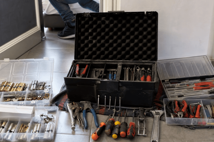 Caisse d'outils de serrurier avec clés et pinces