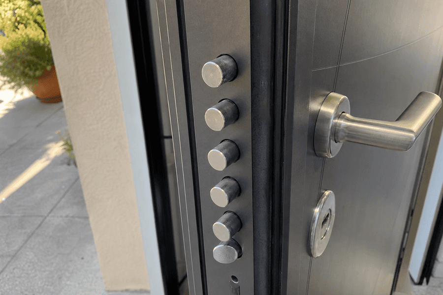 Détail d'une porte blindée et ses points d'ancrage