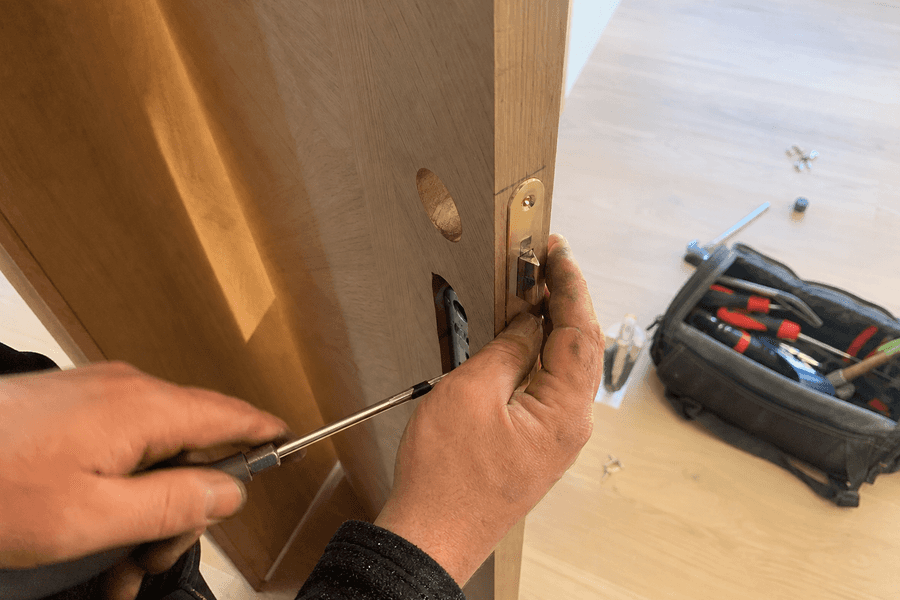 Pose de serrure sur porte intérieure en bois typique