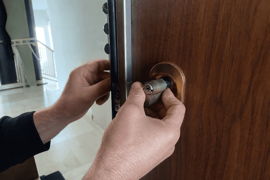 Serrure d'appartement ajustée dans logement des années 1980