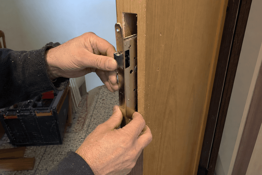 Installation de serrure à mortaiser sur porte en bois
