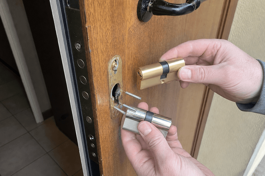 Remplacement de cylindre sur porte d'entrée par mains
