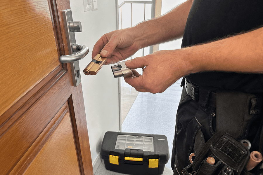 Remplacement de cylindre de porte par mains qualifiées